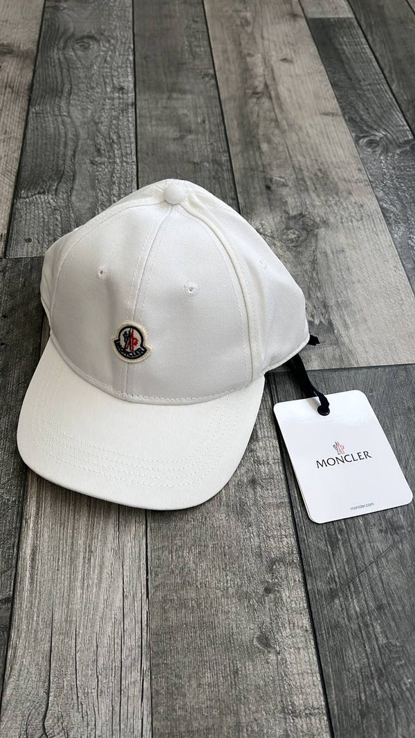 Moncler hat size medium